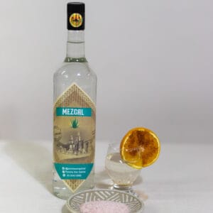 Mezcal artesanal sin ahumar Ponche San Gabriel servido con naranja y sal rosada